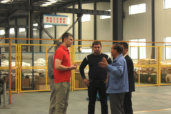 俄羅斯客戶到91影视看片APP下载集團參觀考察電91看片看淫黄大片工廠和電地暖生產線(圖1)