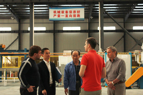 俄羅斯客戶到91影视看片APP下载集團參觀考察電91看片看淫黄大片工廠和電地暖生產線(圖2)