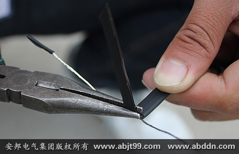用尖嘴鉗剪去多餘PTC導電塑料