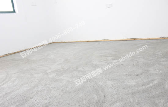 電地暖模塊鋪設前在地麵的四周靠牆處訂好2X2cm的直木條