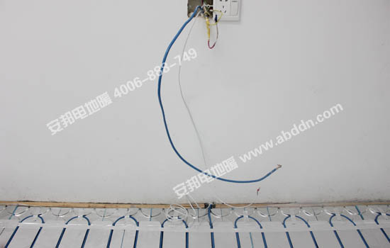 將監控探頭和發熱電纜冷端穿進預留的PPC管材裏